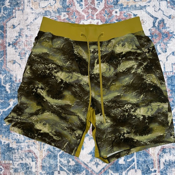 Lululemon T.H.E. Mens Short 7" Linerless Size M 
High Dive Auric Gold Multi - Picture 5 of 9